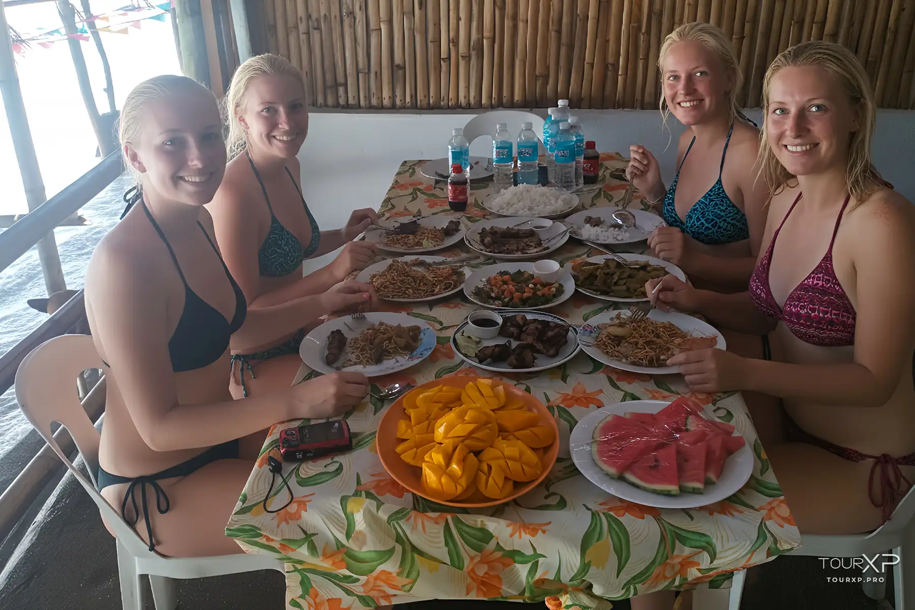 Apo Island guests having lunch